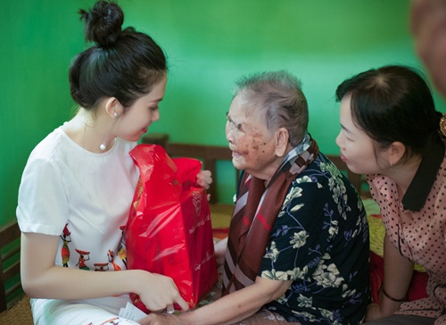 Hoa hậu đông Nam Á Triều Thu xúc động bên các Mẹ Việt Nam anh hùng 9
